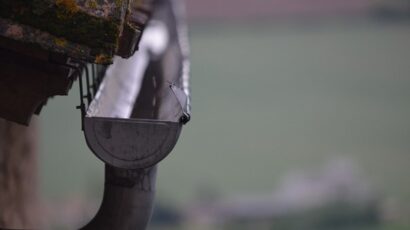 O nátěr a čištění okapů se postarají výškové práce