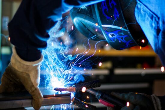 Přenosná elektrodová svářečka – spolehlivý pomocník pro kutily i profesionály